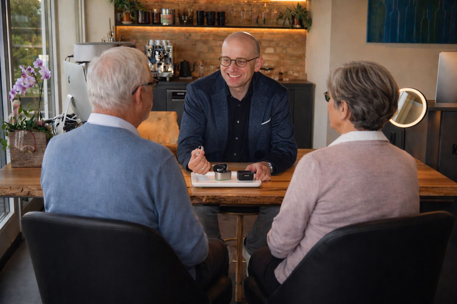 Marco Faltus im Beratungsgespräch bei Hörmomente Bad Kissingen